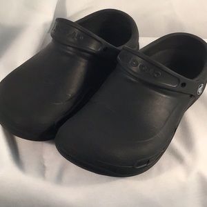 Crocs unisex women’s 8, men’s 6, black closed toe